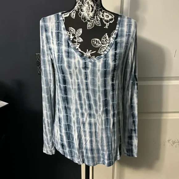 American Eagle Outfitters Seriously Soft V-Neck Tee - Picture 1 of 3